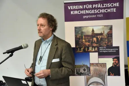 Dr. Peter Morée, Universität Prag